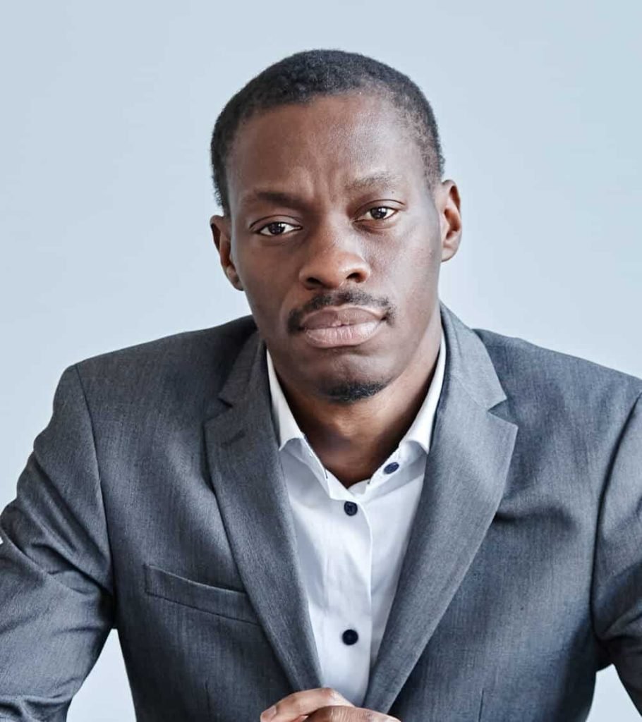 black businessman at workplace minimal 2023 11 27 05 36 41 utc.jpg Inicio